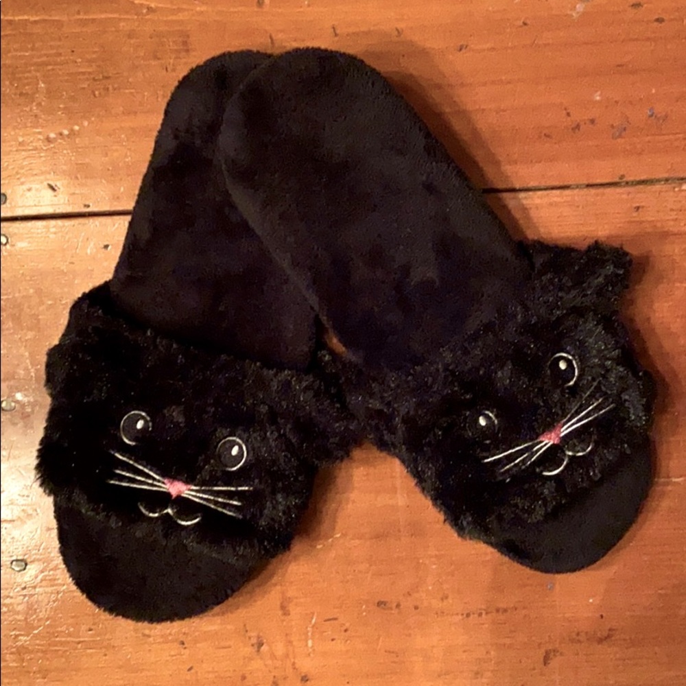 Adorable, like-new, fuzzy cat slippers women’s 6/7